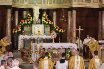 Archbishop Stanislaw Gądecki renews the consecration of Poland to the Sacred Heart at the Basilica of the Sacred Heart of Jesus in Kraków, June 11, 2021